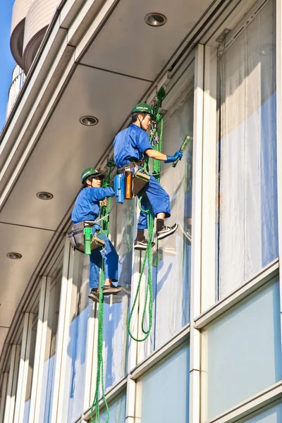 Tokio Japón Oktober 2014 Servicio Limpieza Ventanas Los Trabajadores Edificio Fotos De Stock Sin Royalties Gratis