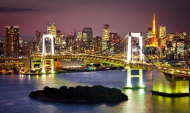 Tokyo, Japonya 'da Gökkuşağı Köprüsü ve Sumida Nehri. Gece fotoğrafı..