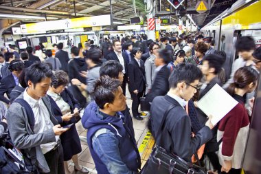 Tokyo, Japonya - 28 Ekim. 2014: Tokyo, Japonya 'daki Akihabara kalabalık istasyonunda yolcular acele ediyor. Akihabara dünyanın birkaç elektrik kasabasından biridir.