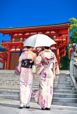  Japon geleneksel takım elbiseli Japon kızlar Japonya 'nın Kyoto kentindeki Yasaka-jinja türbesinde yürüyorlar..