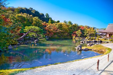 Kyoto yakınlarındaki Arashiyama 'daki Tenryu-ji Tapınağı' nın önündeki göletli bahçe. Japonya. Tenryuji Sogenchi Pond Bahçesi. Unesco Dünya Mirası Alanı.