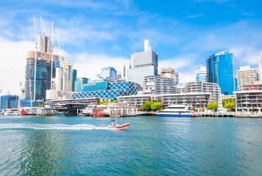 Sydney, Avustralya-24 Aralık 2014: Darling Harbour 'un 24 Aralık 2014 tarihinde Sidney, Avustralya' da bulunan şehir manzarası. Harbour, Sidney 'in batısında yer alan büyük bir eğlence ve yaya merkezidir..