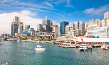 Sydney, Avustralya-24 Aralık 2014: Darling Harbour 'un 24 Aralık 2014 tarihinde Sidney, Avustralya' da bulunan şehir manzarası. Harbour, Sidney 'in batısında yer alan büyük bir eğlence ve yaya merkezidir..