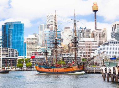 Sydney, Avustralya-24 Aralık 2014: James Cook 'un Hms Endeavour' unun muhteşem bir kopyası, 24 Aralık 2014 'te Sidney, Avustralya' da Darling Harbour 'daki Avustralya Ulusal Denizcilik Müzesi ile birlikte demirledi..
