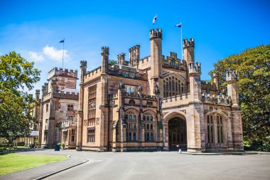 Sidney, Avustralya - 6 Ocak 2015: Hükümet Konağı, Sydney Opera Binası'nın hemen güneyinde, Sydney Limanı'na bakan, 6 Ocak 2015 tarihinde Kraliyet Botanik Bahçeleri'nin yanında Sidney'de yer almaktadır. Avustralya.