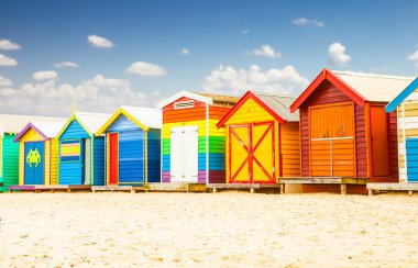Melbourne, Avustralya 'daki Brighton' da beyaz kumlu sahilde güzel hamamlar..
