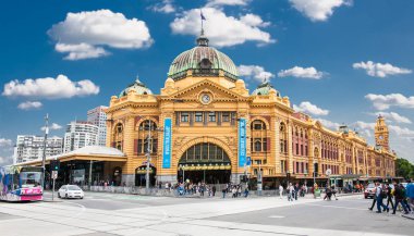 Melbourne, Avustralya - 15 Ocak 2015: Flinders Caddesi İstasyonu 15 Ocak 2015 'te Melbourne' da Avustralya Günü. Avustralya. Flinders sokak istasyonu Melbourne 'daki en büyük istasyondur.. 