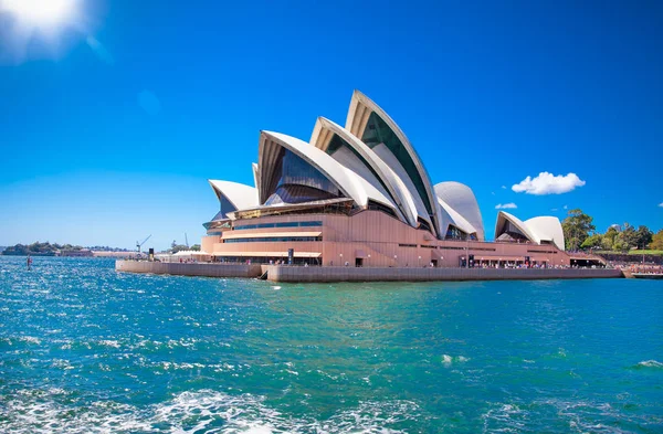 シドニー オーストラリア 2014年12月21日 Iconic Sydney Opera Houseは バーや屋外レストランも含まれるマルチ会場の舞台芸術センターです 2014年12月21日オーストラリア シドニー — ストック写真