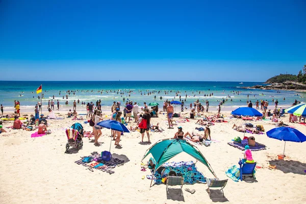 2014年12月21日 12月21日にオーストラリアのシドニーにあるManly Beachでリラックスしている人 2014年マンリービーチは世界的に有名なビーチの一つです — ストック写真