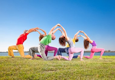 ağaç çift, erkek ve kadın pratik yoga asana göl üzerinde. Yoga kavramı.