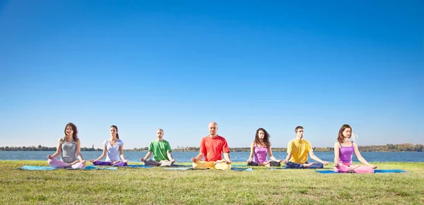 Skupina Mladých Lidí Meditaci Józe Třídy Jóga Koncept — Stock fotografie