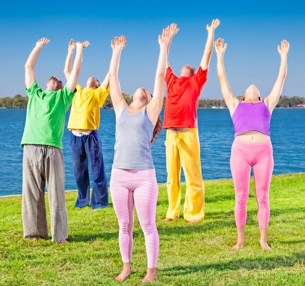 年轻人在湖边练习瑜珈 瑜伽概念 — 图库照片