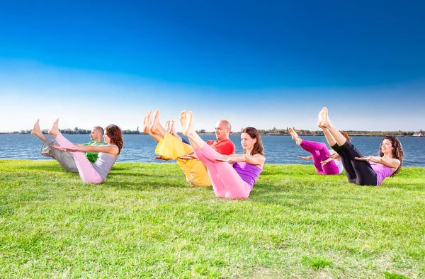 Young People Practice Yoga Asana Lakeside Yoga Concept — Stock Photo, Image