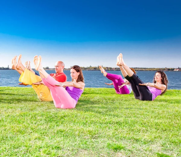Los Jóvenes Practican Yoga Asana Orilla Del Lago Concepto Yoga — Foto de Stock