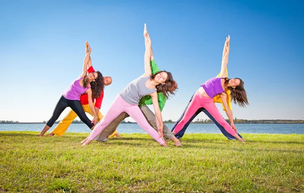 Pareja Árboles Hombre Mujer Practican Yoga Asana Orillas Del Lago — Foto de Stock