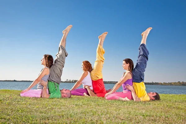 Pareja Árboles Hombre Mujer Practican Yoga Asana Orilla Del Lago — Foto de Stock