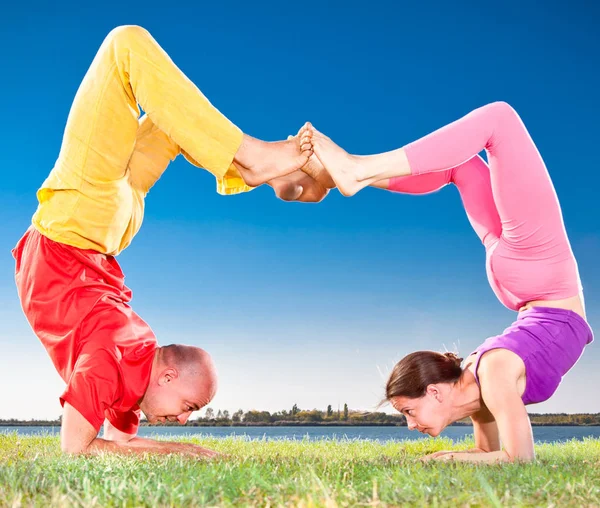 Yoga Couple Man Woman Doing Vrschikasana Scorpion Pose Lake Bench — Stock Photo, Image