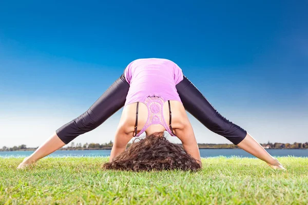 Hermosa Joven Haciendo Ejercicio Yoga Sobre Hierba Verde Junto Lago — Foto de Stock