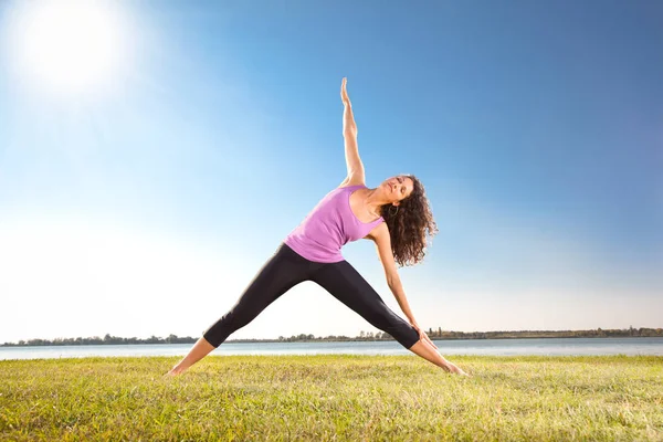 Beautiful Young Woman Doing Yoga Exercise Green Grass Next Lake — Stock Photo, Image
