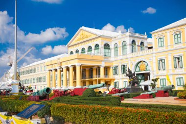 Bangkok, Tayland - 20 Ocak 2016: Bangkok, Tayland 'da 20 Ocak 2016 tarihinde Savunma Bakanlığı binası. Bakanlık Tayland Silahlı Kuvvetleri 'ni kontrol eder ve yönetir..