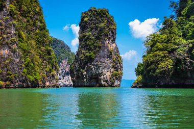 Phang Nga körfezindeki Koh Panak jeolojik oluşum adası. Kuyruk.