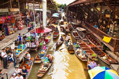 Ratchaburi, Tayland - 21 Ocak 2016: Damnoen Saduak, Tayland 'da 21 Ocak 2016 tarihinde yüzen piyasalar. Yakın zamana kadar, ana ticaret biçimi, şimdi daha çok turistik bir ilgi odağı..