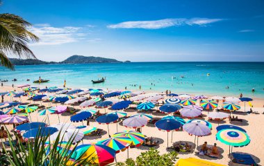 Phuket, Tayland - 23 Ocak 2016: Patong plajında 23 Ocak 2016 'da Phuket, Tayland' da turist kalabalığı. Phuket, plajlarıyla ünlü popüler bir yerdir..