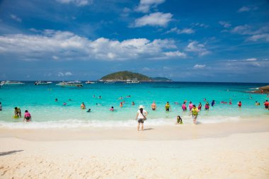 PHUKET, THAILND- 25 Ocak 2016: Andaman Denizi, Tayland 'da 25 Ocak 2016 tarihinde Similan Adası' nda tropik plaj.