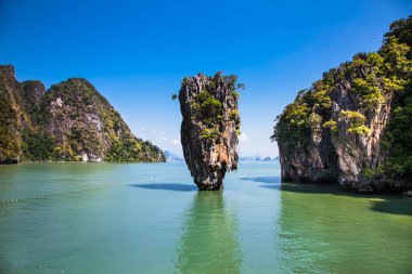  Phuket yakınlarındaki Khao Phing Kan veya Ko Tapu Adası, James Bond Adası olarak bilinen popüler turizm merkezi..