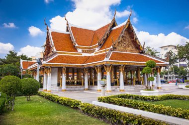 Ratchadamnoen Yolu 'ndaki Wat Ratchanatda' nın önündeki Loha Prasat Metal Sarayı, Tayland.