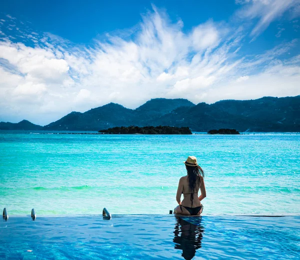 Samui Tailandia Feb 2016 Mujer Joven Sentada Borde Piscina Mirando — Foto de Stock