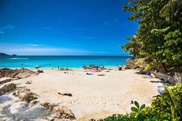 Turister Vid Patong Stranden Phuket Thailand Phuket Ett Populärt Resmål — Stockfoto