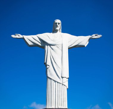 Rio De Janeiro, Brezilya - 24 Nisan 2015: Kurtarıcı İsa heykeli 24 Nisan 2015 'te parlak sabah güneşinde berrak mavi gökyüzünde duruyor, Rio de Janeiro, Brezilya.