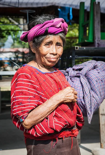 Panajachel Guatemala Dec 2015 Guatamalian Kvinna Bära Sin Väska Panajachel — Stockfoto