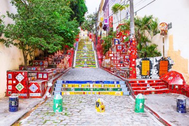 Rio De Janeiro, Brezilya - 23 Nisan 2015: Escadaria Selaron 23 Nisan 2015 tarihinde Rio de Janeiro 'da ünlü halk basamakları. Tarihi adımlar Şilili sanatçı Jorge Selaron tarafından 1990-2013 yılları arasında atılmıştır..