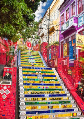 Rio De Janeiro, Brezilya - 23 Nisan 2015: Escadaria Selaron 23 Nisan 2015 tarihinde Rio de Janeiro 'da ünlü halk basamakları. Tarihi adımlar Şilili sanatçı Jorge Selaron tarafından 1990-2013 yılları arasında atılmıştır..