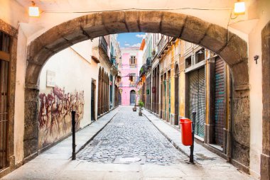 Rio De Janeiro - 23 Nisan 2015: Travessa do Comercio, Brezilya 'nın Rio de Janeiro şehrinde 23 Nisan 2015 tarihinde sokaklara açılan yarım düzine restoran ve içki içme yeri içerir..