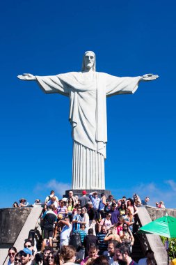 Rio De Janeiro - 24 Nisan 2015: 24 Nisan 2015 tarihinde Brezilya'nın Rio de Janeiro kentinde Corcovado'nun tepesinde yer alan Kurtarıcı İsa'daki turistler.