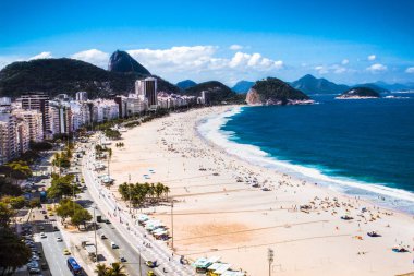 Rio de Janeiro şehir silueti ile Copacabana plajpanoramik görünümü, Brezilya.