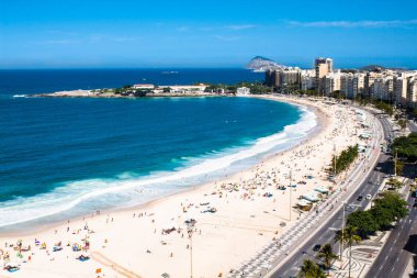 Rio de Janeiro şehir silueti ile Copacabana plajpanoramik görünümü, Brezilya.