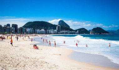 Rio De Janeiro, Brezilya - 24 Nisan 2015: Copacabana Beachon Nisan 24, 2015 Rio de Janeiro. Brezilya.