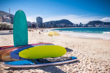 Rio De Janeiro, Brezilya - 24 Nisan 2015: Sörf tahtası ve Brezilyalılar 24 Nisan 2015 tarihinde Copacabana Beach, Rio de Janeiro'da. Brezilya.