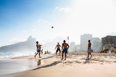 Rio De Janeiro, Brezilya - Nisan 24, 2015: Carioca Brezilyalılar Nisan'da gün batımı Ipanema Beach futbol topları tekme altınho futebol plaj futbolu oynarken 24, 2015, Rio de Janeiro. Brezilya.