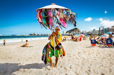 Rio De Janeiro, Brezilya - 28 Nisan 2015: Brezilyalı sokak satıcısı 28 Nisan 2015 tarihinde Copacabana Beach, Rio de Janeiro'da mayo satıyor. Brezilya.