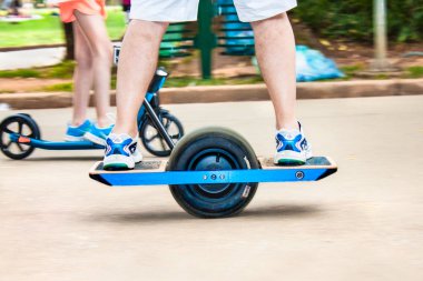 Sao Paolo, Brezilya - 21 Nisan 2015: Nisan'da onewheel elektrikli kaykay sürme 21, 2015 Ibirapuera Park, Sao Paolo, Brazi. Bu 22 milyon metrekare üzerinde toplayarak şehrin en büyük parkı.