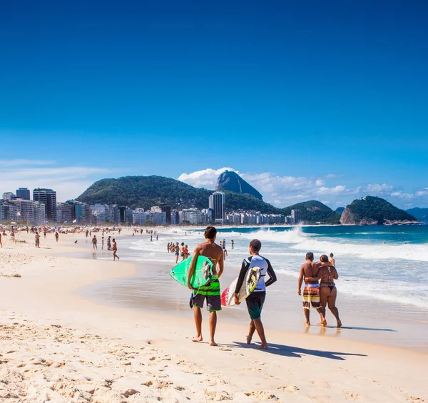 Rio Janeiro Brasilien April 2015 Surfare Bära Sin Surfbräda Den — Stockfoto