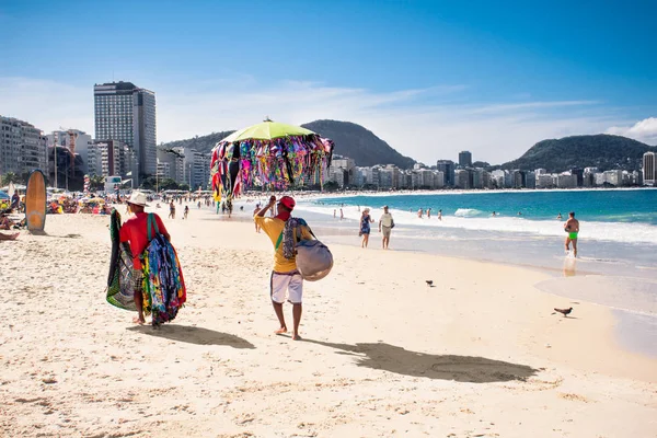 Rio Janeiro Brazilië April 2015 Braziliaanse Straatverkopers Verkopen Zwemkleding Sjaal — Stockfoto