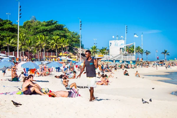 リオデジャネイロ ブラジル 2015年4月24日 リオデジャネイロのイパネマビーチで2015年4月24日に飲み物を運ぶ若いブラジルのウェイター ブラジル — ストック写真