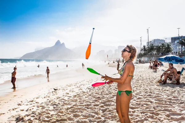 Rio Janeiro Brasil Abril 2015 Chica Brasileña Hace Malabares Con — Foto de Stock
