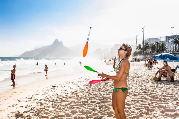 Рио Жанейро Бразил Апреля 2015 Года Бразильская Девушка Жонглирует Конусами — стоковое фото